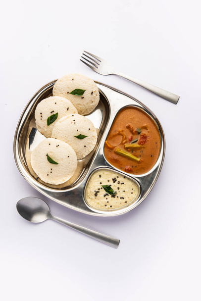Idly sambar vagy Idli Sambharral és zöld, piros chutney-val. Népszerű dél-indiai reggeli - Fotó, kép