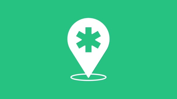 Witte kaart wijzer met kruis ziekenhuis pictogram geïsoleerd op groene achtergrond. 4K Video motion grafische animatie. - Video