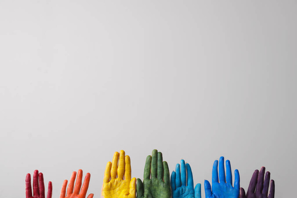 Kädet maalattu kämmenet harmaalla pohjalla. LGBT-käsite - Valokuva, kuva