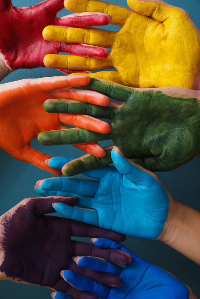 Руки з пофарбованими долонями на синьому фоні. концепція ЛГБТ
 - Фото, зображення