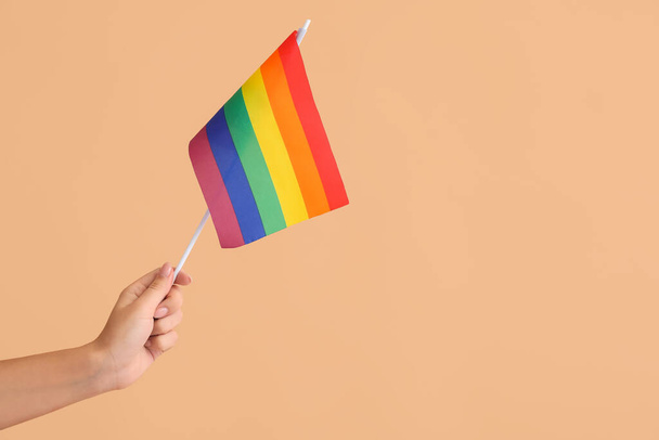 Femme tenant le drapeau LGBT sur fond de couleur, gros plan - Photo, image