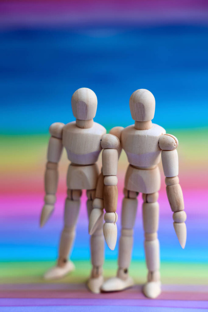 Muñecas de maniquí de madera sobre fondo de arco iris - Foto, Imagen