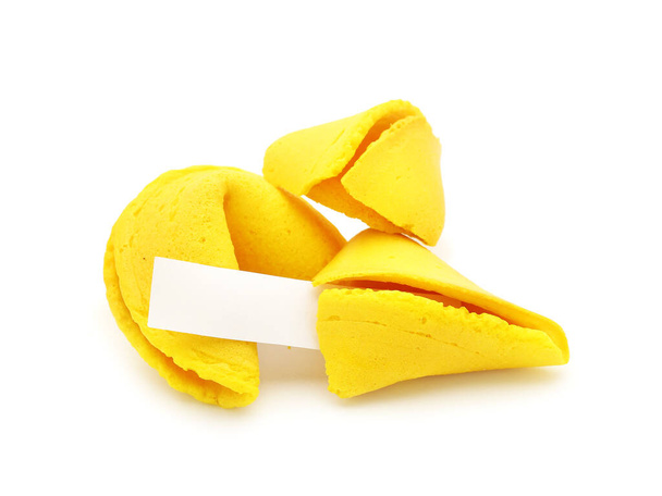 Κίτρινα μπισκότα τύχης με ένα κομμάτι χαρτί σε λευκό φόντο - Φωτογραφία, εικόνα