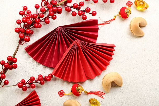 Galletas de la fortuna con bayas y símbolos chinos sobre fondo blanco. Celebración de Año Nuevo - Foto, Imagen