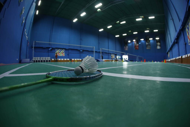 Badminton White Feather Shuttle op het veld - Foto, afbeelding