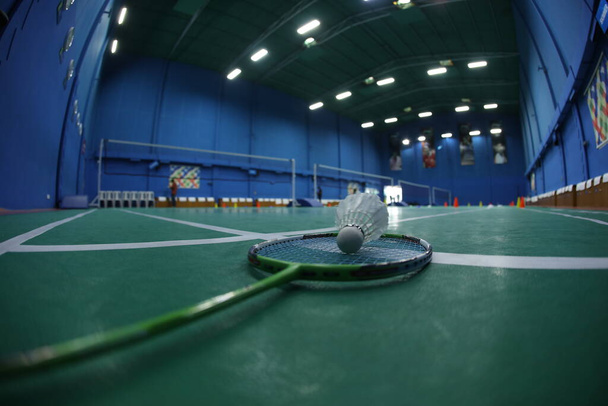 Badminton White Feather Shuttle sul campo - Foto, immagini