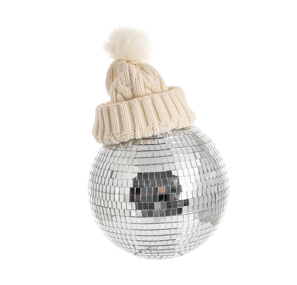 Bola de discoteca con sombrero caliente sobre fondo blanco - Foto, imagen