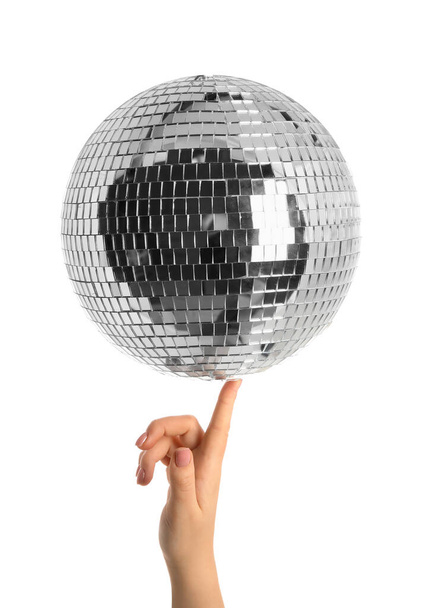 Donna con palla da discoteca su sfondo bianco - Foto, immagini