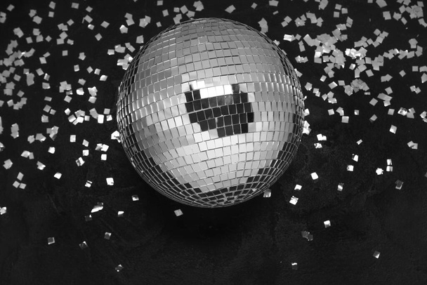 Sfera discoteca con coriandoli su sfondo nero - Foto, immagini