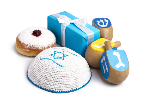 Kipa com donut, dreidels e presente para a celebração Hannukah no fundo branco - Foto, Imagem