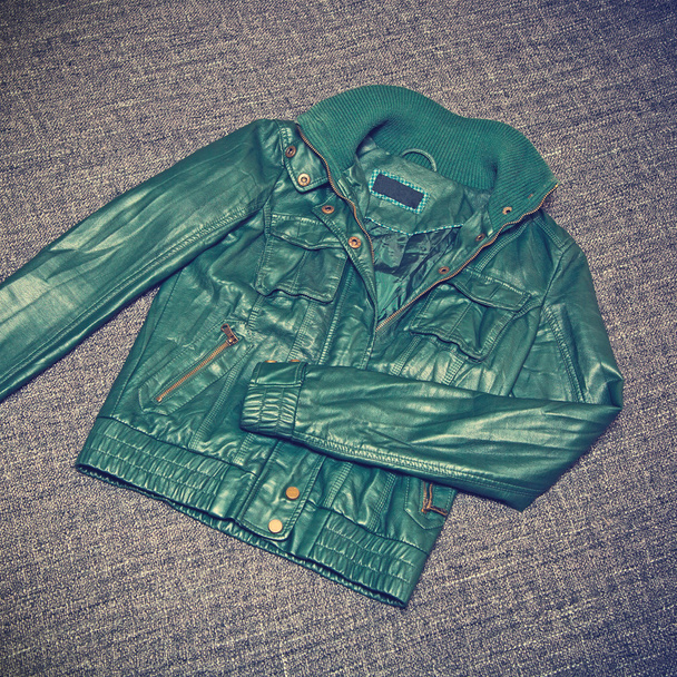 Женская кожаная куртка зеленая. Молодежная городская одежда. Винтажный стиль
 - Фото, изображение