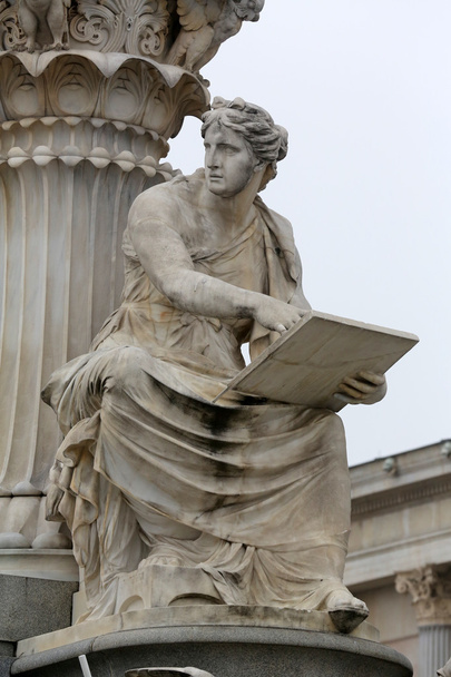 Athena Fountain (Pallas-Athene-Brun nen) em frente ao edifício do Parlamento Austríaco em Viena
 - Foto, Imagem