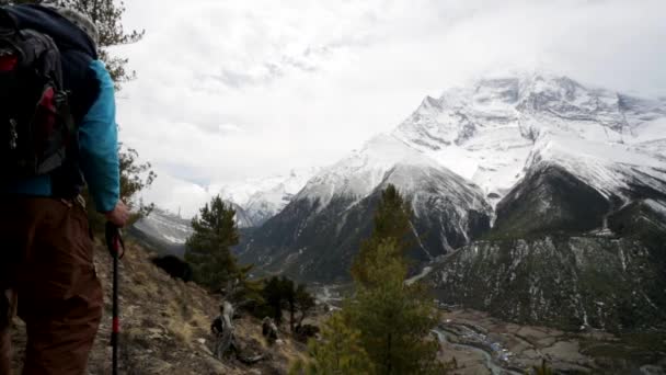 туризм в горах Гималаев - Кадры, видео