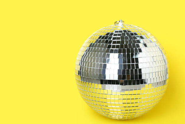Disco labdát a sárga háttér - Fotó, kép