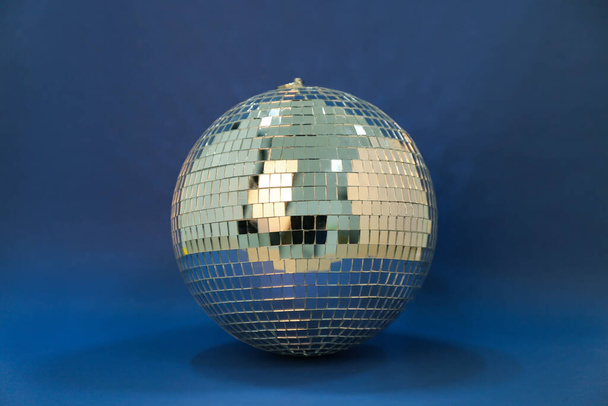 mavi arkaplanda disko topu - Fotoğraf, Görsel