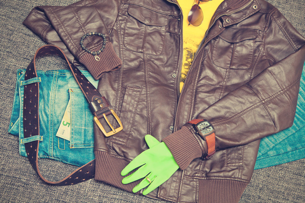 Koncepcja moda: Kurtka, dżinsy, pasa, koszula, zegarek, bransoletka, okulary przeciwsłoneczne, 5 Euro. Miejskich Odzież młodzieżowa - Zdjęcie, obraz