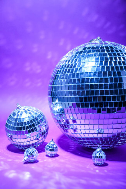 Boules disco sur fond violet - Photo, image