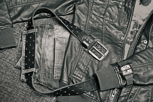 Ropa de moda urbana: chaqueta de cuero, jeans, cinturón, reloj
. - Foto, imagen