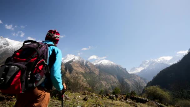 Senderismo de hombre en las montañas del Himalaya
 - Metraje, vídeo