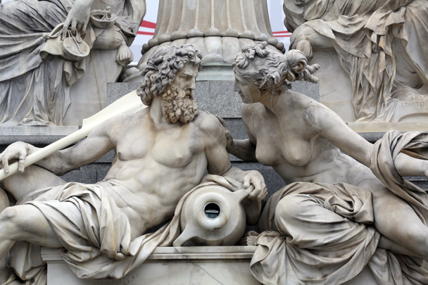 ウィーン オーストリア議会の前でパラス アテナ噴水のディテール。彫刻は、ドナウ川、イン川を表す - 写真・画像