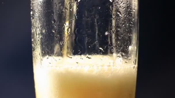 Μπύρα που ρέει περίπου ένα ποτήρι με φυσαλίδες - Πλάνα, βίντεο