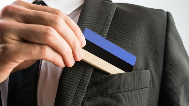 Деревянная карточка, раскрашенная как флаг Эстонии
 - Фото, изображение