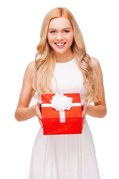 Woman holding gift box - Фото, изображение