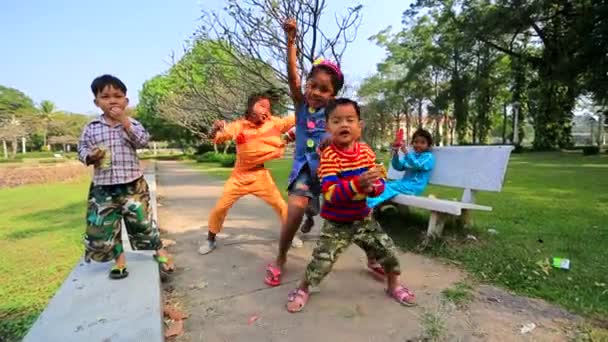 Niños camboyanos jugando
 - Imágenes, Vídeo