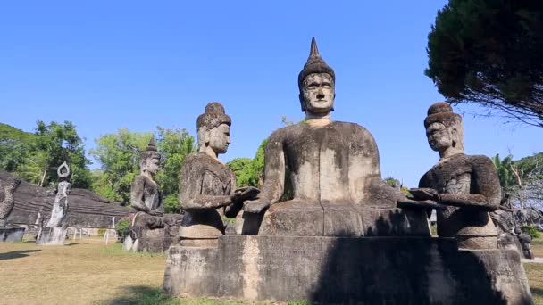Turisti vierailulla Buddha Park
 - Materiaali, video