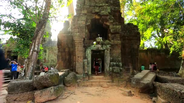 Turistit vierailevat Ta Prohm temppeli
 - Materiaali, video