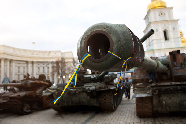 都市の広場にウクライナのリボン付きの壊れた機器 - 写真・画像