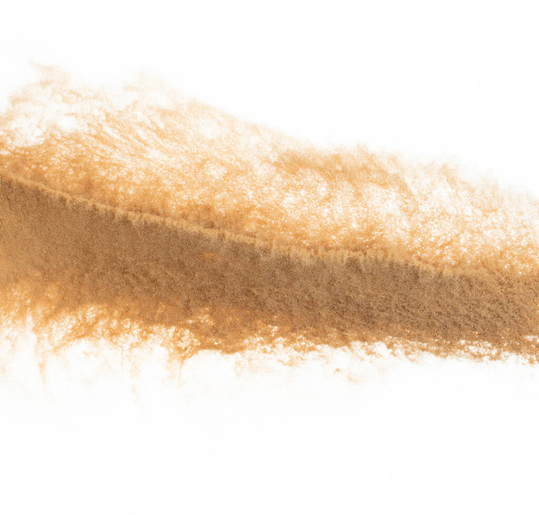 Explosão de voo de areia fina de tamanho pequeno, onda de grão dourado explode. Mosca de nuvem abstrata. Amarelo colorido areia espirrar sílica no ar. fundo branco isolado obturador de alta velocidade, jogando tiro congelamento - Foto, Imagem