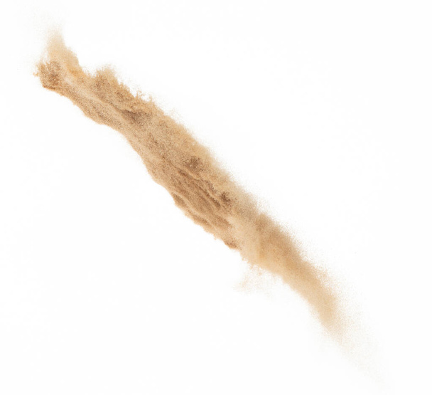 Esplosione volante di sabbia fine di piccole dimensioni, onda di grano dorato esplodere. Nuvole astratte volano. Sabbia gialla spruzzata di silice in Aria. sfondo bianco Isolato otturatore ad alta velocità, lancio freeze shot - Foto, immagini