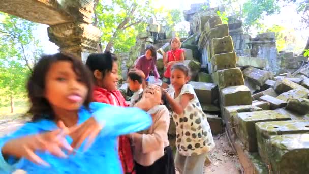 Niños en Beng Melea Temple
 - Imágenes, Vídeo