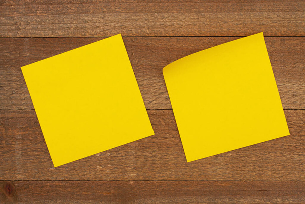 Deux blanc jaune collant note sur bois altéré pour votre entreprise ou avis de poste - Photo, image