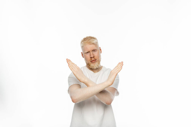 bearded albino man in t-shirt showing no gesture with hands on white background - Fotografie, Obrázek