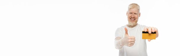feliz albino homem segurando cartão de crédito e mostrando polegar para cima isolado no branco, banner  - Foto, Imagem