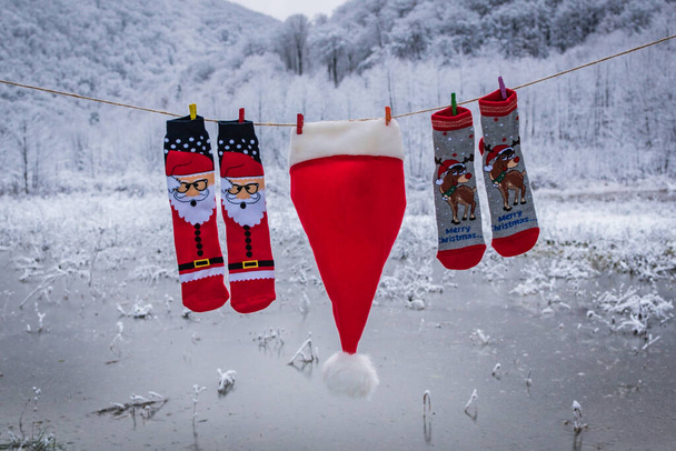 Un'installazione divertente sulle montagne invernali chiamata calendario invernale - Foto, immagini