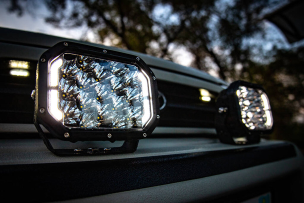 Las luces antiniebla led se montan en el parachoques del coche como una luz abisagrada adicional para el vehículo SUV. - Foto, Imagen