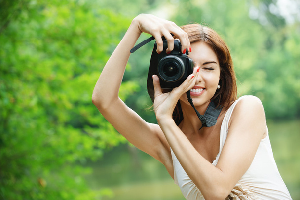 Portret van een jonge vrouw nemen foto glimlachen - Foto, afbeelding