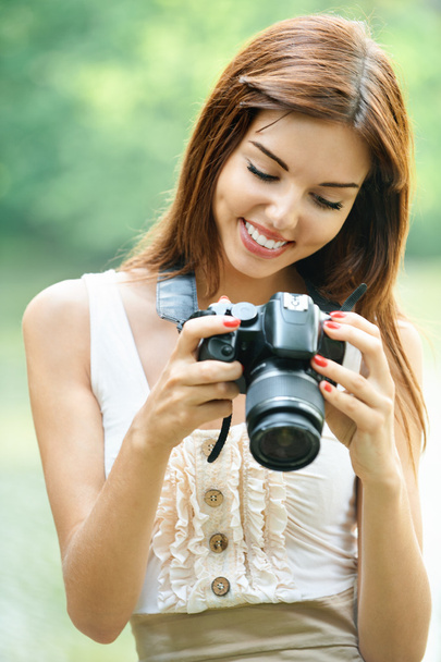 portré, fiatal gyönyörű barna nő photocamera gazdaság - Fotó, kép