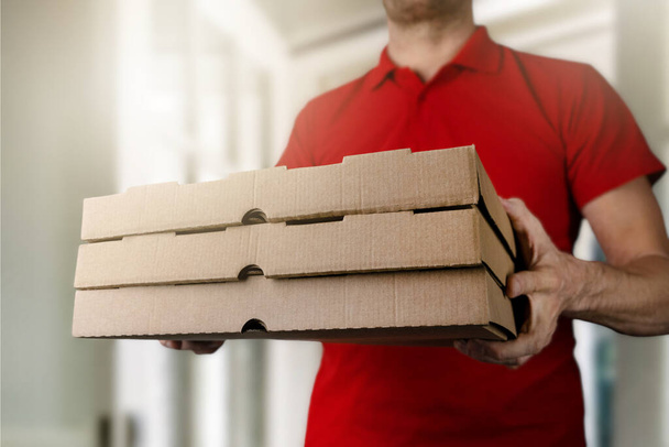 consegna pizza a domicilio. corriere alimentare consegnare l'ordine - Foto, immagini