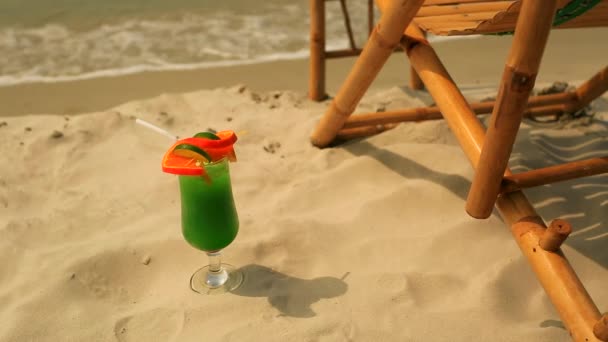 стакан коктейля на пляже - Кадры, видео
