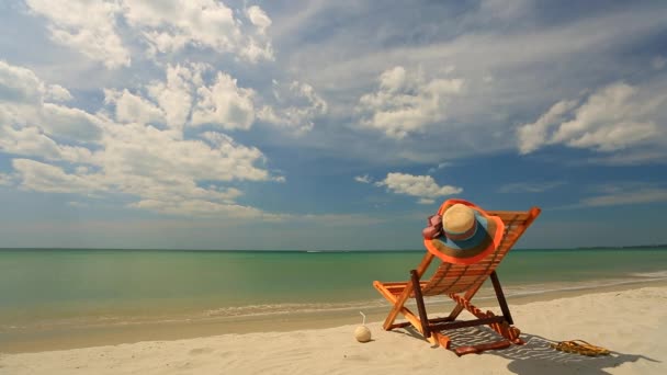 Sunlounger tropikal plaj - Video, Çekim