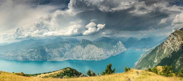 Mount Baldo (Monte Baldo) panoraama wiev, Panoraama upea Garda järvi ympäröivät vuoret - Valokuva, kuva