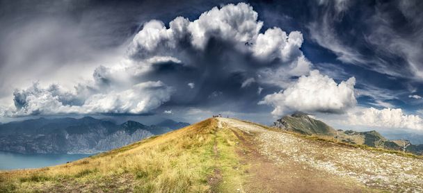 Baldo Dağı (Monte Baldo) panorama wiev, muhteşem Garda Gölü Panoraması dağlarla çevrilidir. - Fotoğraf, Görsel