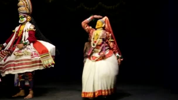 Artistas de Kathakali se apresentando
 - Filmagem, Vídeo
