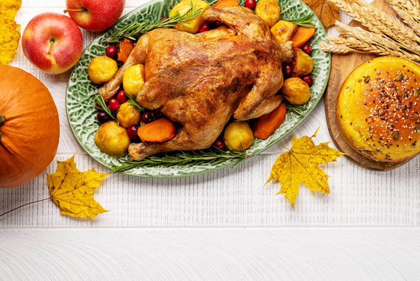 コピースペースの素朴なテーブルの上に感謝祭の七面鳥とカボチャのパン。平敷 - 写真・画像