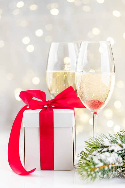 Champagne verres et coffret cadeau devant les lumières de Noël bokeh - Photo, image
