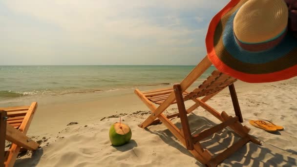 Leżaki na plaży tropikalnej - Materiał filmowy, wideo